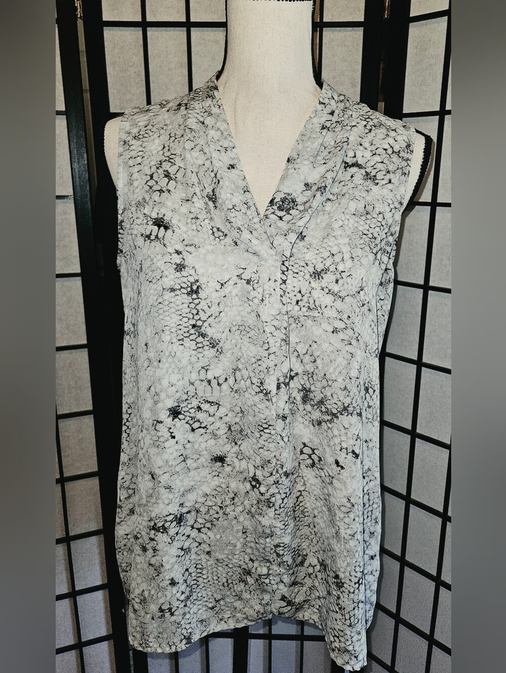 Cynthia Rowley Medium Grey & Black Snakeskin Print Sleeveless V-Neck Top